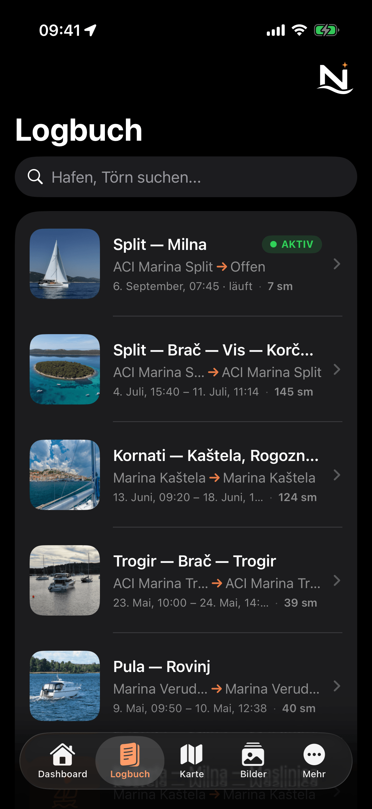 Nautly auf einem iPhone: die Logbuch-Liste, oben ein Suchfeld für Hafen und Törn. Jeder Törn steht mit Start- und Zielhafen, Datum und Distanz in einer Zeile — zuoberst ein als aktiv gekennzeichneter Tagestörn ab ACI Marina Split mit noch offenem Ziel über 7 sm, darunter ein Törn durch Mitteldalmatien zurück zur ACI Marina Split über 145 sm, eine Kornaten-Runde ab Marina Kaštela über 124 sm, ein Wochenende ab ACI Marina Trogir über 39 sm und ein Istrien-Wochenende ab Marina Veruda über 40 sm. Alle fünf Einträge tragen ein Foto vom Törn. Unten die Navigationsleiste mit Dashboard, Logbuch, Karte, Bilder und Mehr.